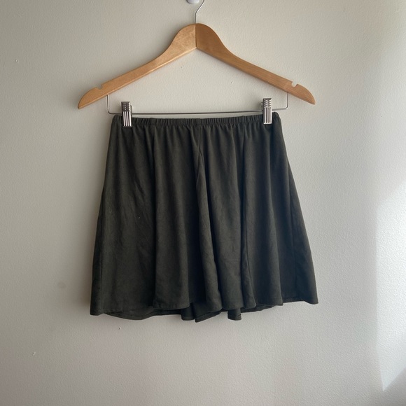 Brandy Melville soft green skirt - Picture 2 of 2